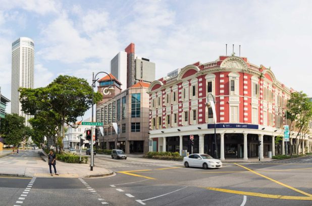 Singapore - May 1 2016: Panorama street view of Stamford intersection with Singapore Management University SSUCv3H4sIAAAAAAAEAJ1W226jMBB9X2n/IeK5kWwMBvZXqn0wxqRWwY5sk2xV5d93CGFLZpAqrfqQMj6e8ZnLsT9//jgcslZFq7Nfh8/5C77tMEwxBZWsd2BmLw+76WzywaoBjHy23e4rWUwqTdHE2cXDpFUyJ8Auxsf+Nc7r8n1YF+6LsAOWsuxlY4tTe7etptvLf+9c/vm9UlEn4/TH/cAbIsEMRi1EXhdo9n5NJoxbFkBCuS2LTLKK5xmOALDvUWfjz4NBOMYKjPNT6rwPCFjWHAOhbBczPOE4k4VgGDjYHsctGTkftIEx6RmXs6LCOG3TB/LG6wajOoVAgkmJQVNoSX53fCV/pahyJx19/9x0mZRyN28unn1Ia9c/JYYLjA9edSR9JC3/vH7vcPSdCShwntcEl/wUbBxRhYXkJHg7RetMjCh20RDyURtnkEfWcNIzKug3m4xOU8C9U9AKRWjaN5gnTL7KyQHayQ6ddSc8CLL+muqsaRpKEiieFGQYnQcyQnp57tGo1RkfndOEDMp1owrvqBxCkvidhRGxGnPkDQnfQcOSpq2qoiRpvlhzRR3LWE3oeAehJ73Tr0VD2sbPY4CZS06K1lunnF40/tklgb55EH3sMSfSdcVDv6sfCmkbbwRhDMrmJkOckYNB9XA7FILoTA/KtnO2khSOtnAuSqI0wCB+T2H0O+ViOaFgHVw70ewUtyxpikfl4EIbjUPn5LPOfA2QnIWHyK2zFwhF9DtnNZUz9cdijl/pn38eF+nFdsZvngNq6qzf3KEXr9Uwp0tsNp1hjhYNWLd50I+wfVXAs8SPG4Pz6X5bPy5/uGDSXPmMC/grRdUwxkXRSJln61PF63fbbZ8qdtbxrGnrXtSiP2rVmmPRl+aoSqmPRraiKSstdTfP1O0vOUQTNTIJAAA=